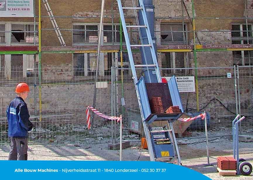 Universeel platform van GEDA bij Alle Bouw Machines (ABM) op ladderlift Comfort 250.