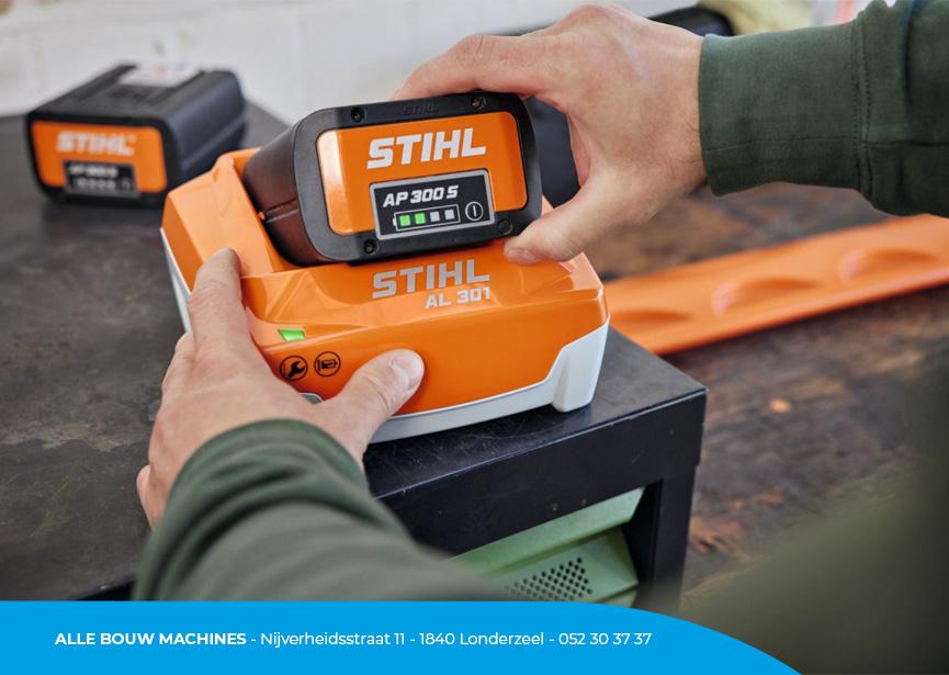 Snellader AL 301 van STIHL bij Alle Bouw Machines (ABM) wordt gebruikt om een accu/batterij AP 300S op te laden.