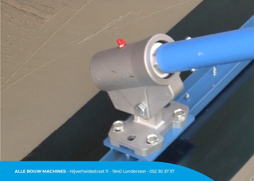 Rotule de la lisseuse de finition Big Blue Bullfloat 180 cm de Beton Trowel chez Alle Bouw Machines (ABM).